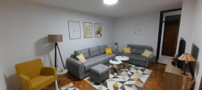Cozy and sunny apartment near the airport